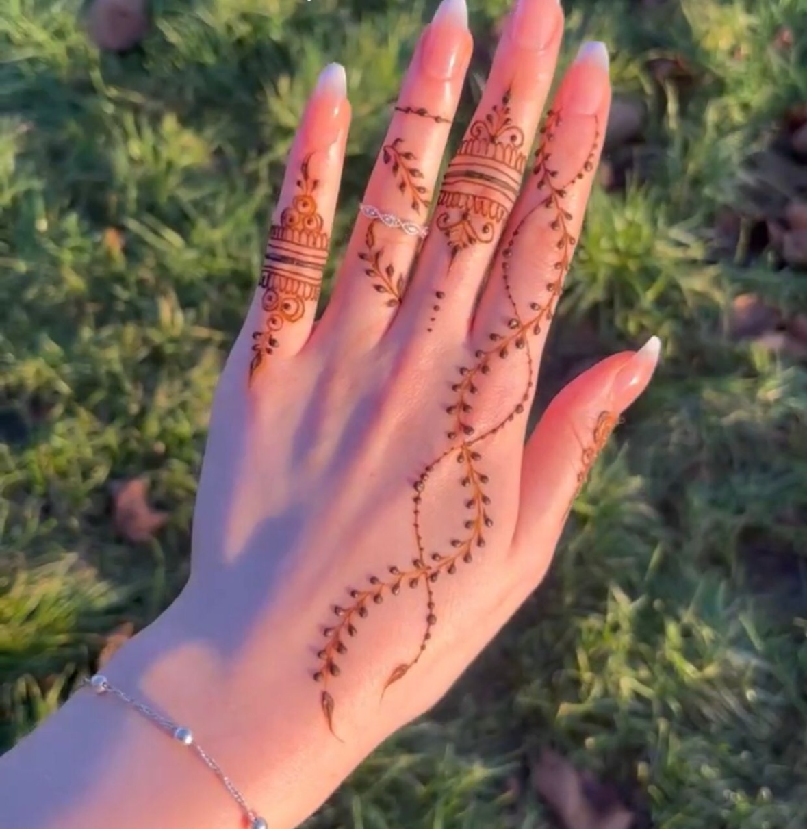 aesthetic henna designs Bulan 4 hum